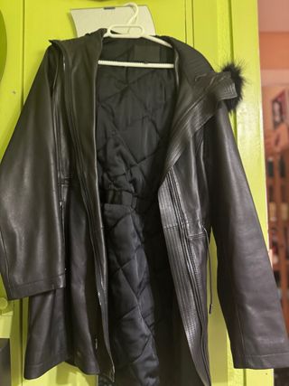 Abrigo Massimo Dutti de piel con capucha y pelo