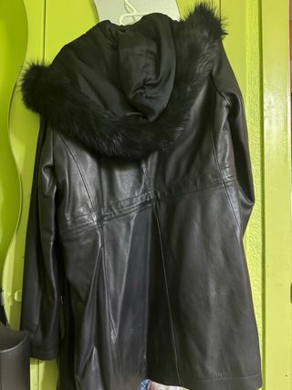 Abrigo Massimo Dutti de piel con capucha y pelo