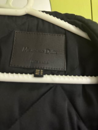 Abrigo Massimo Dutti de piel con capucha y pelo