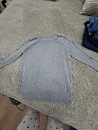 Jersey gris con detalles en manga