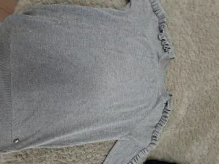 Jersey gris con detalles en manga