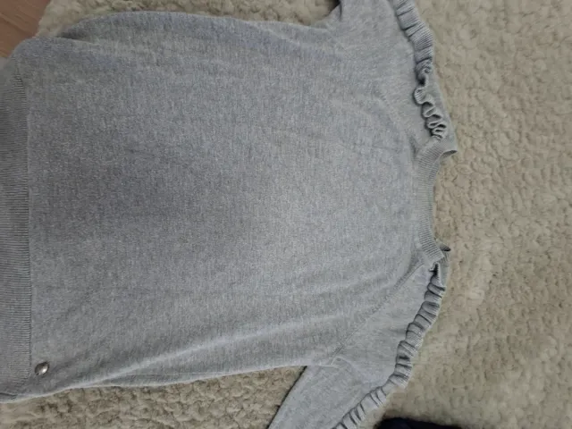 Jersey gris con detalles en manga