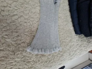 Jersey gris con detalles en manga