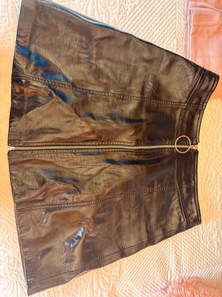 Falda charol Bershka negra