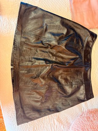 Falda charol Bershka negra