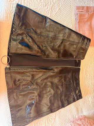 Falda charol Bershka negra