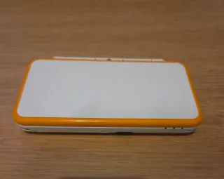 New Nintendo 2DS XL Bianca e Arancione