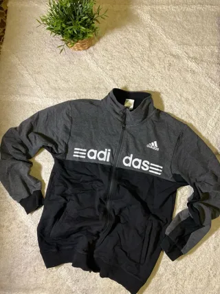 Chaqueta deportiva Adidas gris y negra