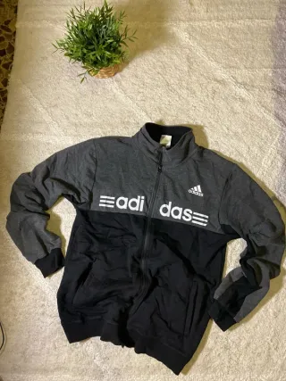 Chaqueta deportiva Adidas gris y negra