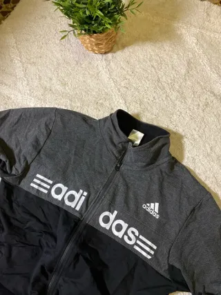 Chaqueta deportiva Adidas gris y negra