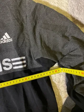 Chaqueta deportiva Adidas gris y negra