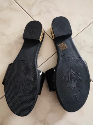 Sandalo donna nero con dettagli oro