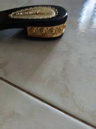 Sandalo donna nero con dettagli oro