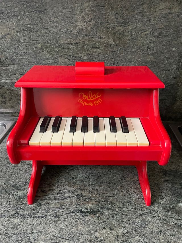 Piano de madera rojo Vilac