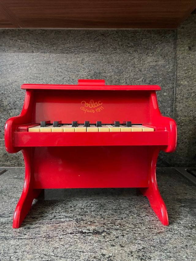 Piano de madera rojo Vilac