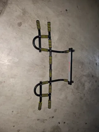 Barra de dominadas negra y amarilla