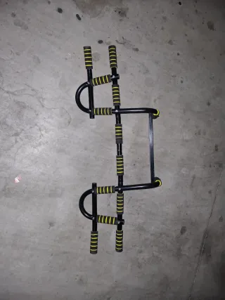 Barra de dominadas negra y amarilla