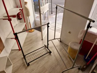 Estanterías metálicas y madera y percheros.