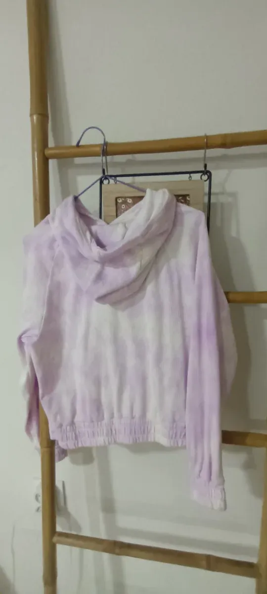 Sudadera tie-dye morada y blanca