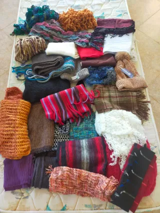 Lotto di 25 sciarpe in lana e 3 cappelli