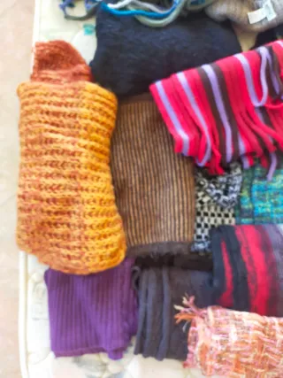 Lotto di 25 sciarpe in lana e 3 cappelli