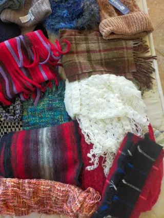 Lotto di 25 sciarpe in lana e 3 cappelli