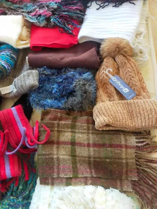 Lotto di 25 sciarpe in lana e 3 cappelli