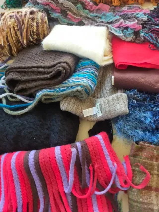Lotto di 25 sciarpe in lana e 3 cappelli