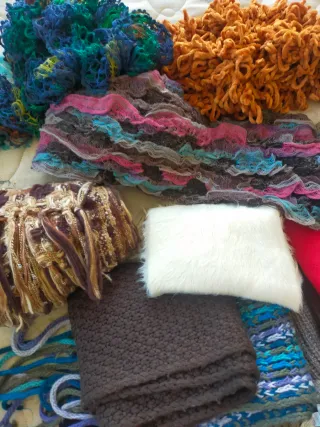 Lotto di 25 sciarpe in lana e 3 cappelli