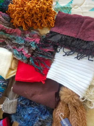 Lotto di 25 sciarpe in lana e 3 cappelli