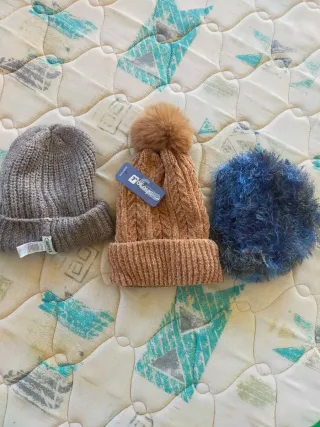 Lotto di 25 sciarpe in lana e 3 cappelli