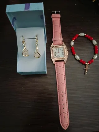 Conjunto de joyas: pendientes, reloj y pulsera
