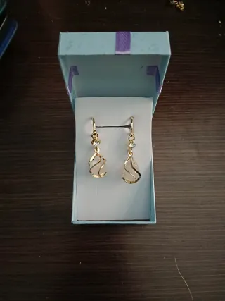 Conjunto de joyas: pendientes, reloj y pulsera