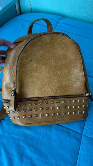 Mochila con tachuelas mostaza