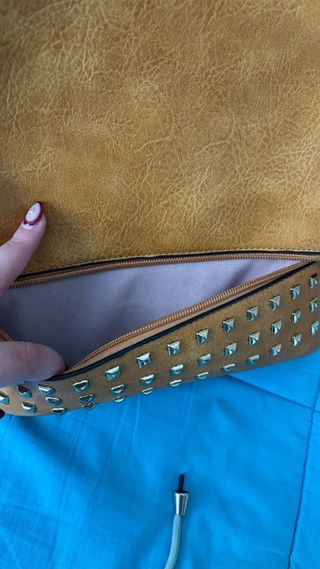 Mochila con tachuelas mostaza