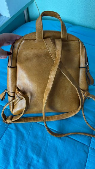 Mochila con tachuelas mostaza