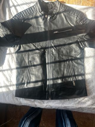 Abrigo cuero negro Pull&Bear