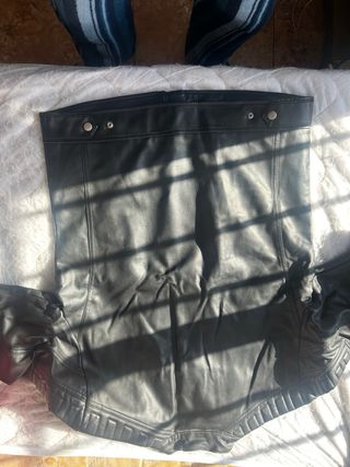 Abrigo cuero negro Pull&Bear