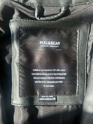 Abrigo cuero negro Pull&Bear