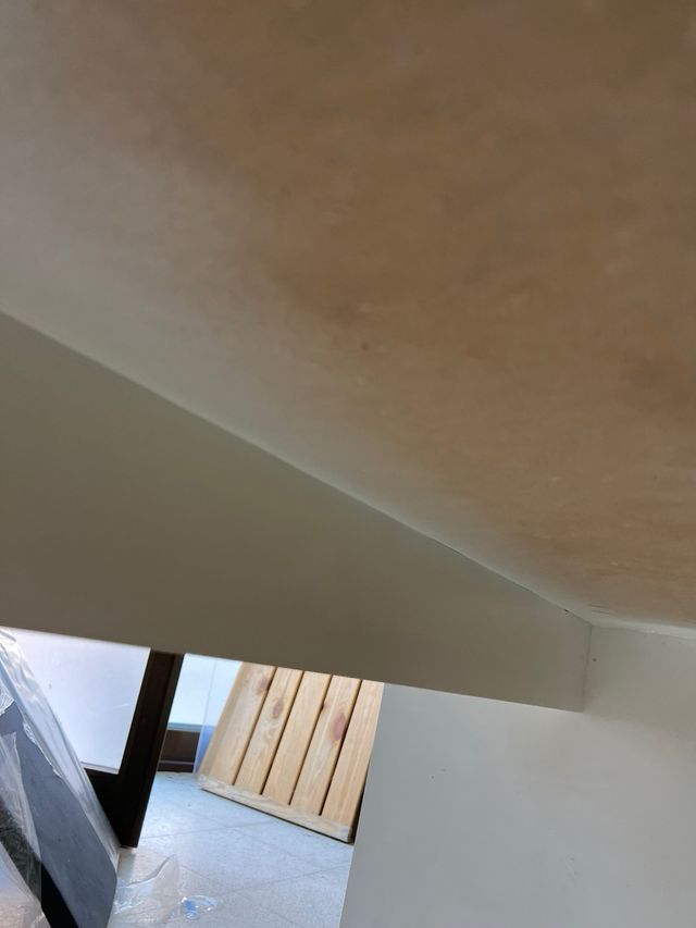 Tavoli espositivi bianchi robusti