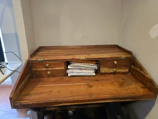 Escritorio vintage madera y metal dorado