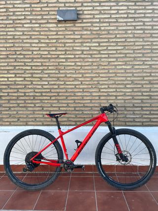 Bicicleta de Montaña Focus Roja