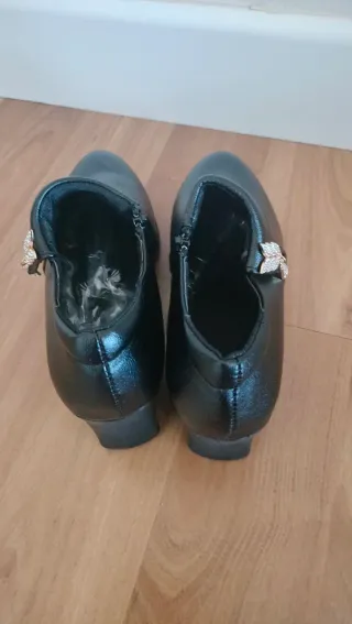 Zapatos negros detalle hoja talla 39