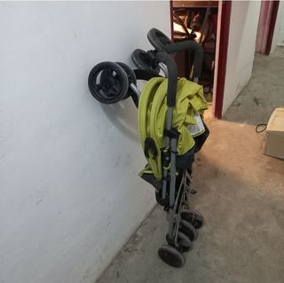 Silla de paseo ligera color amarillo