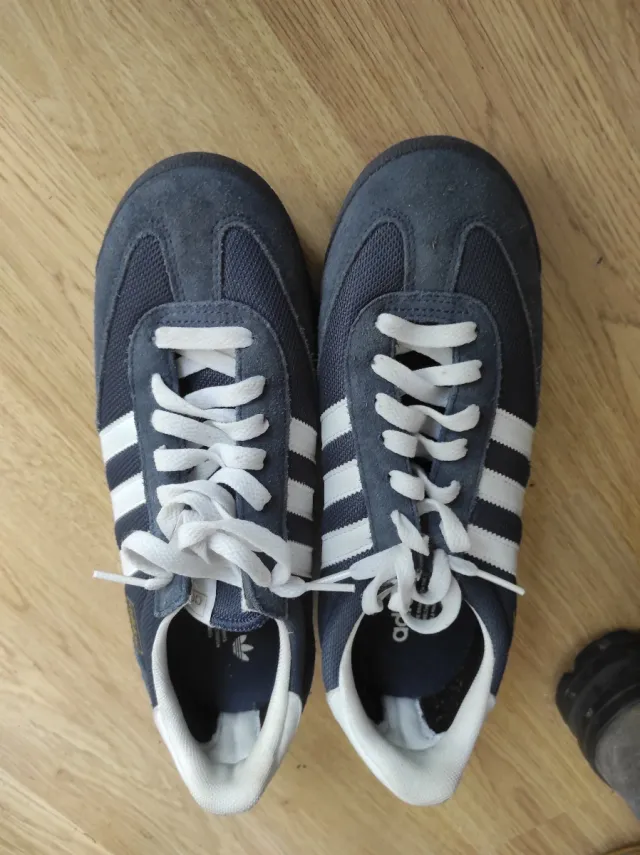 Zapatillas Adidas azules y blancas