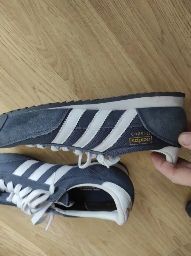 Zapatillas Adidas azules y blancas