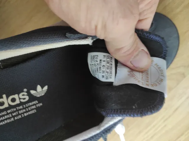 Zapatillas Adidas azules y blancas