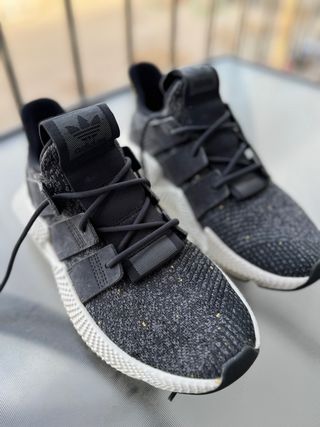 Zapatillas Adidas Negras y Doradas