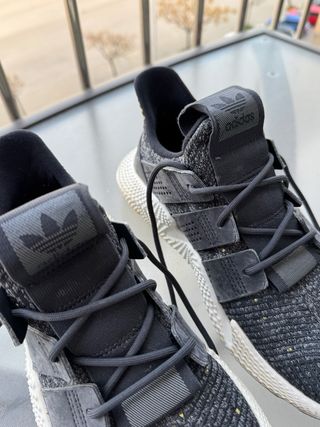 Zapatillas Adidas Negras y Doradas