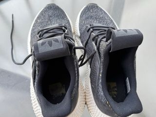 Zapatillas Adidas Negras y Doradas